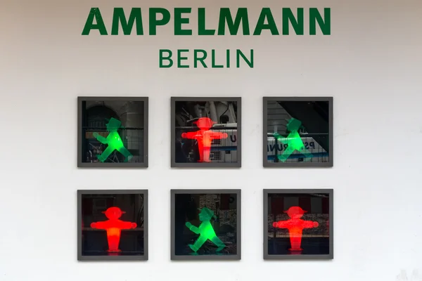 Ampelmaennchen (pequeño semáforo) es el famoso símbolo que se muestra en las señales peatonales en la antigua República Democrática Alemana, ahora parte de Alemania. . —  Fotos de Stock