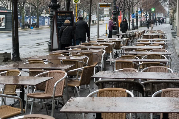 Pusty ulicznych kawiarni na bulwar unter den linden. Unter den linden, słynnego bulwaru w centrum Berlina. — Zdjęcie stockowe