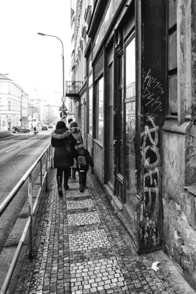 Gatorna i gamla Prag. svart och vitt. Prag är huvudstaden och den största staden i Tjeckien — Stockfoto