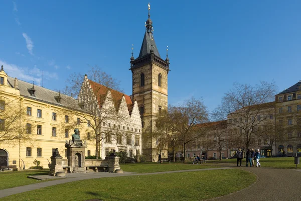 Die Straßen des alten Prag. Neues Rathaus. Prag ist die Hauptstadt und größte Stadt der Tschechischen Republik. — Stockfoto