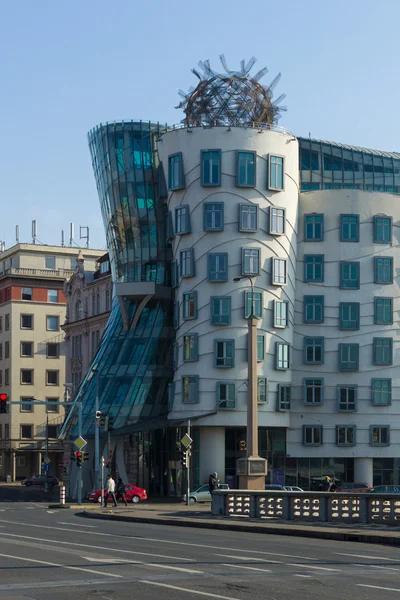 Ett modernt landmärke i Prag, dansande huset eller fred och ingefära. arkitekterna vlado milunic och frank gehry. — Stockfoto
