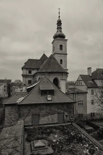 Kostel Panny Marie vítězné. stylizovaný film. Velká zrna. sépie — Stock fotografie