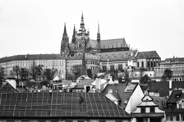 Praga. Catedral de São Vito. Vista da Ponte Charles. Filme estilizado. Preto e branco. Grãos grandes . — Fotografia de Stock