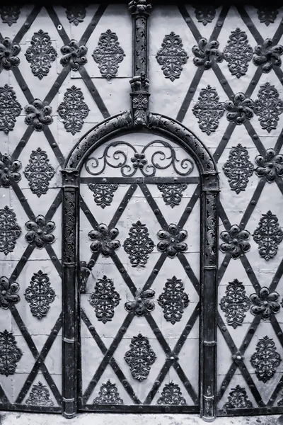 Ancient gate in the historic center of Prague. Black and white. Stylized. — Stock Photo, Image