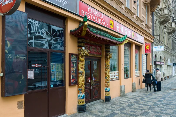 De straten van het oude Praag. Chinees restaurant. — Stockfoto