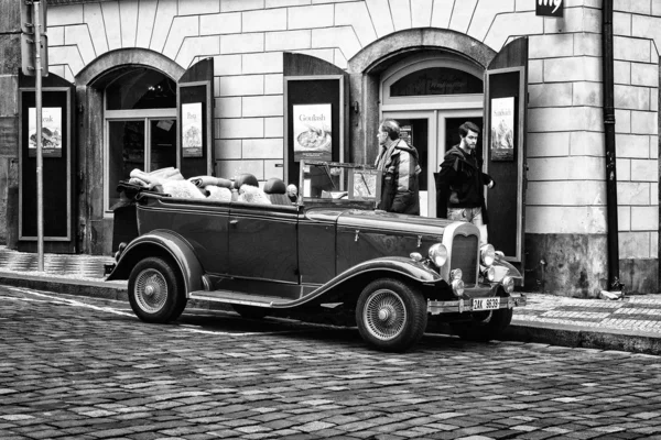 Stadtrundfahrt mit einem alten Auto. Schwarz-Weiß. stilisierter Film — Stockfoto