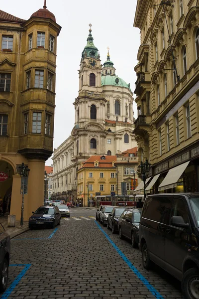 The streets of old Prague. Saint Nicholas Cathedral — Stock Photo, Image