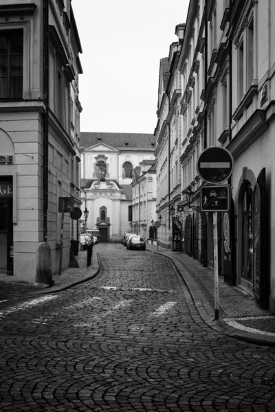 Eski Prag sokaklarında. stilize bir film. büyük bir tane. siyah ve beyaz. — Stok fotoğraf