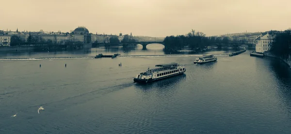 Prag ve vltava Nehri eski ev. Tonlama. stilize bir film. büyük tahıl. — Stok fotoğraf