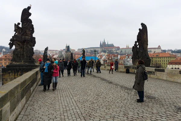 The Charles Bridge is a famous historic bridge that crosses the Vltava river in Prague — Stock Photo, Image