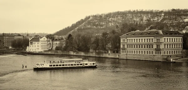 Prága, a Moldva-folyó és a petrin hegy. szépia. stilizált film. nagy szemek. — Stock Fotó