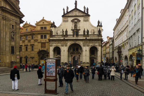 Le strade della vecchia Praga. Chiesa di San Salvatore Ponte Carlo a Praga — Foto Stock