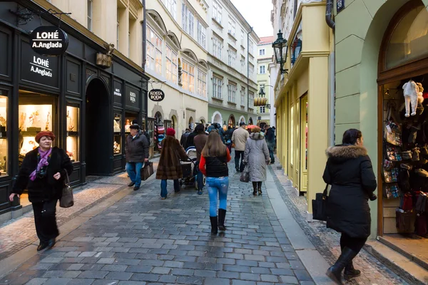 De straten van het oude Praag. Souvenirwinkel. — Stockfoto