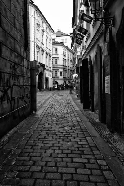 Eski Prag sokaklarında. stilize bir film. büyük bir tane. siyah ve beyaz. — Stok fotoğraf
