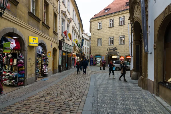 De straten van het oude Praag. Souvenirwinkel. — Stockfoto