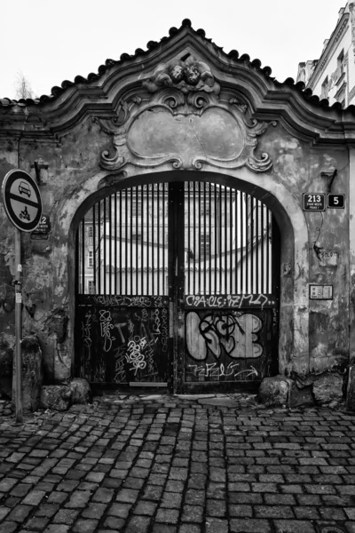 プラハ旧市街の通り。様式化されたフィルム。大規模な穀物。黒と白. — ストック写真
