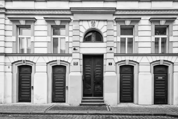 Le strade della vecchia Praga. Film stilizzato. Grani grossi. Bianco e nero — Foto Stock