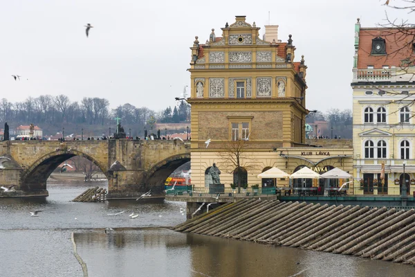 A smetana Múzeum (muzeum bedricha smetany), és a híres Károly-híd, a Moldva folyón — Stock Fotó