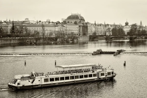 Haus des alten Prag und Moldau. Sepia. stilisierter Film. große Körner — Stockfoto