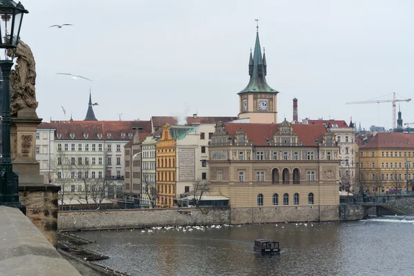The Smetana Museum (Muzeum Bedricha Smetany), the view from the famous Charles Bridge on the Vltava River — Stock Photo, Image