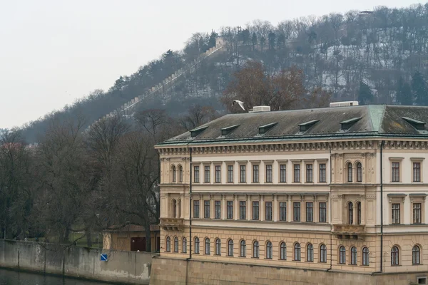 Vecchia Praga e Petrin collina . — Foto Stock