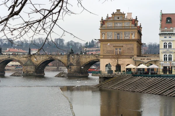 A smetana Múzeum (muzeum bedricha smetany), és a híres Károly-híd, a Moldva folyón — Stock Fotó