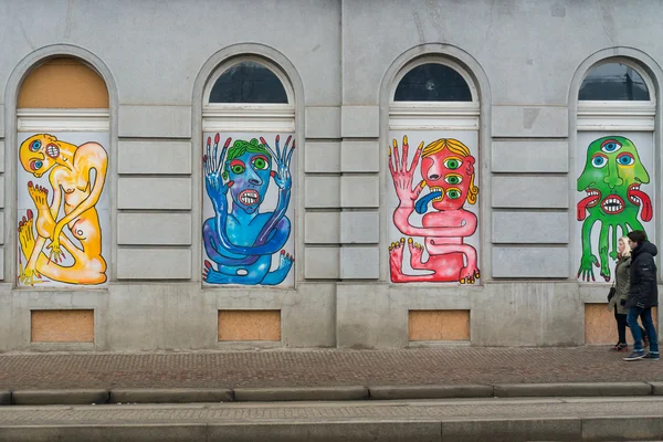 Graffiti moderno nas janelas de casas antigas em Praga — Fotografia de Stock