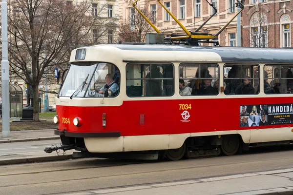 Красный трамвай в старой Праге . — стоковое фото