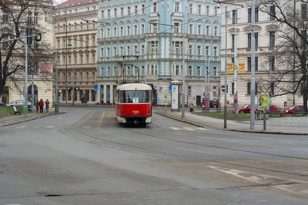 Červená tramvaj ve staré Praze. — Stock fotografie