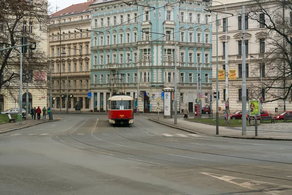 Красный трамвай в старой Праге — стоковое фото