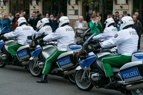 Polisi mengawal pada sepeda motor. Memastikan keselamatan VIP-VIP itu — Stok Foto