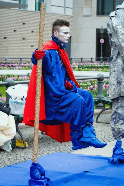 Actuación en la calle. Los artistas permanecen inmóviles durante mucho tiempo — Foto de Stock