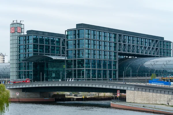 Berlins centralstation. centralstationen i berlin - den största och moderna järnvägsstationen i Europa — Stockfoto