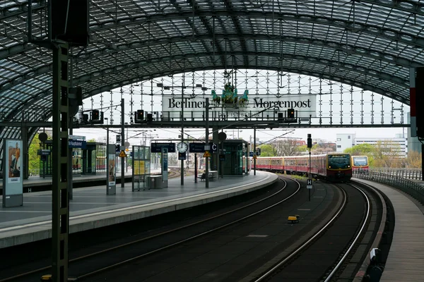 Berlin központi pályaudvar. vasúti platform. — Stock Fotó