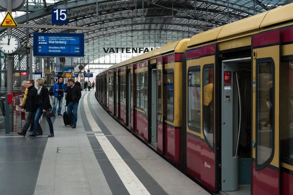 Berlín hlavní nádraží. Příjezd městské elektrické vlaky (s-bahn) — Stock fotografie