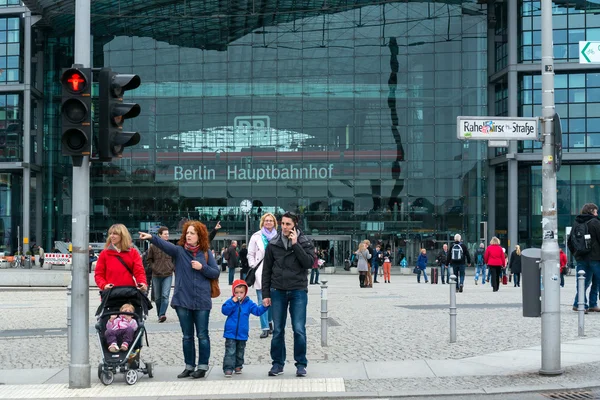 Pedestres em pé nos semáforos perto da principal estação ferroviária de Berlim — Fotografia de Stock