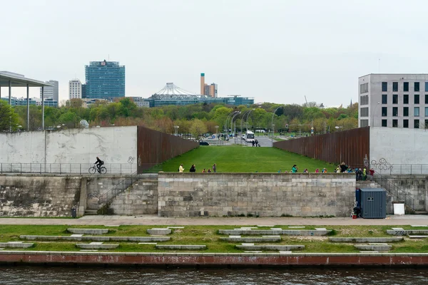 Embankment Spree. No fundo Potsdamer Platz — Fotografia de Stock