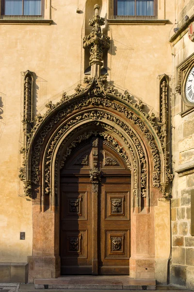 Puerta vieja del ayuntamiento antiguo. Praga . —  Fotos de Stock