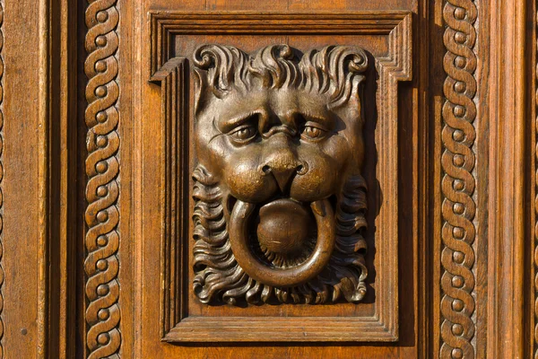Woodcarving. Decoration vintage gate of the Old Town Hall. Prague. — Stock Photo, Image