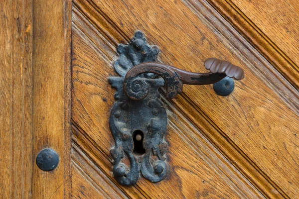 Old door. Door handle and keyhole. — Stock Photo, Image