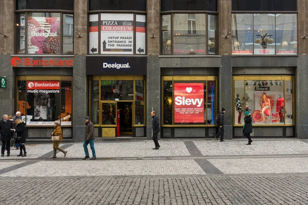 Winkelcentrum op de beroemde straat tussen de oude en nieuwe stad van Praag - na prikope — Stockfoto