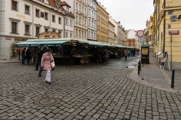 Marktplein in het hart van de oude stad van Praag — Stockfoto