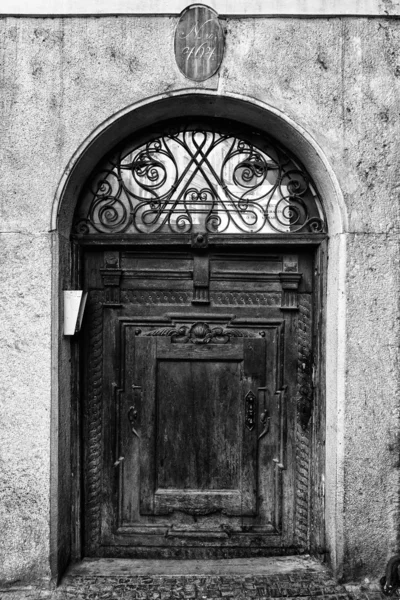 Vintage entrance gate in Old Town of the Prague. Black and white. Styling for the film. Large grains. — Stock Photo, Image