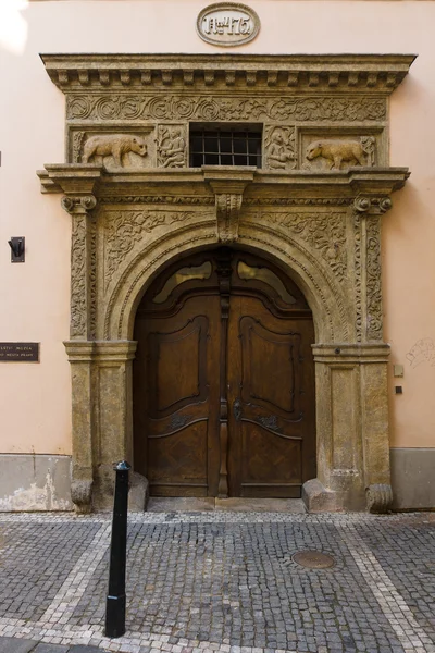 Vintage entrance gate in Old Town of the Prague. — Stock Photo, Image