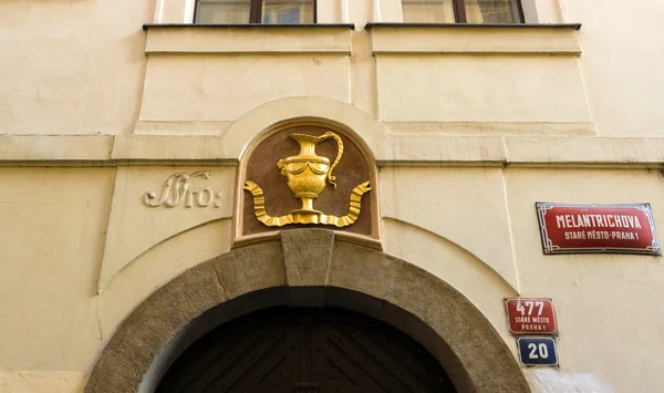 Decoration in the form of a golden amphora over the arch. Old town of Prague. — Stock Photo, Image