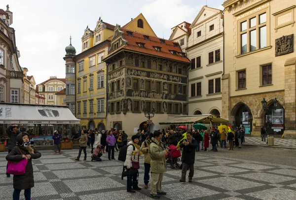 Turistas en la Plaza de la Ciudad Vieja en el corazón de la Ciudad Vieja de Praga . —  Fotos de Stock