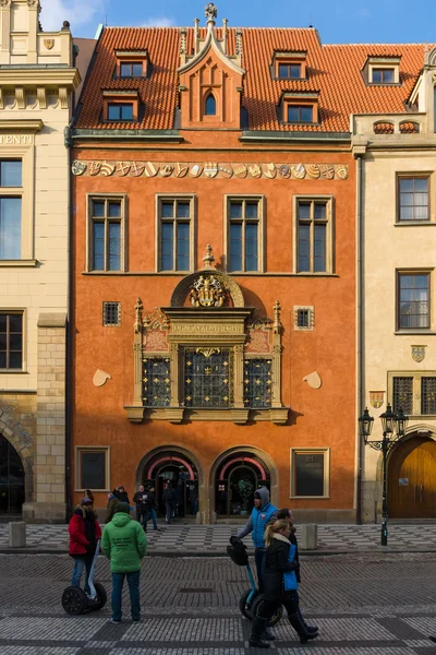 Turystów na rynku starego miasta w samym sercu Starego Miasta w Pradze. — Zdjęcie stockowe
