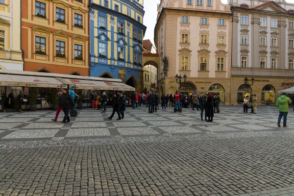 Tourists on the Old Town Square in the heart of Old Town of the Prague. — Stock Photo, Image