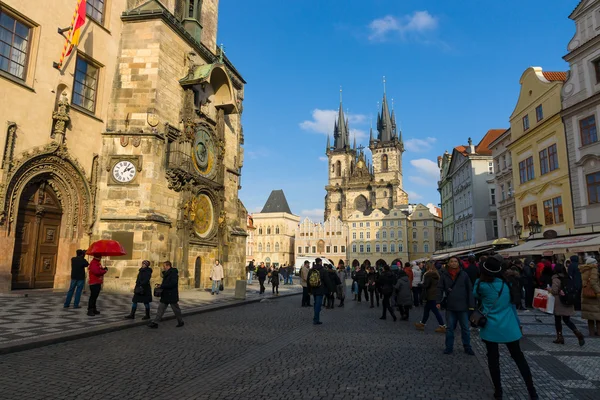 Tourists on the Old Town Square in the heart of Old Town of the Prague. In the background Church of Mother of God in front of Tyn — Stock Photo, Image