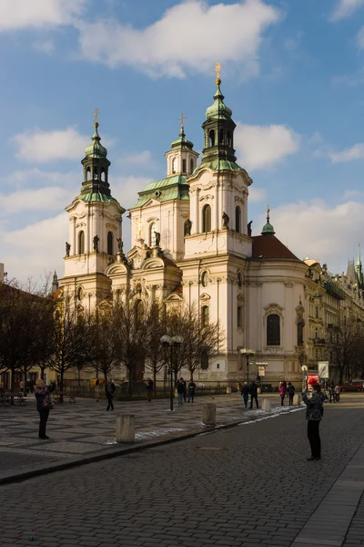 Iglesia de San Nicolás en la Plaza de la Ciudad Vieja en el corazón de la Ciudad Vieja de Praga . —  Fotos de Stock